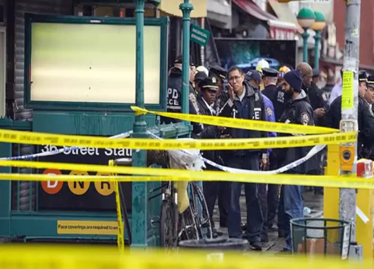 Penembakan Di Stasiun Kereta Bawah Tanah New York Cederai Belasan Orang, Aktor Masih Buron