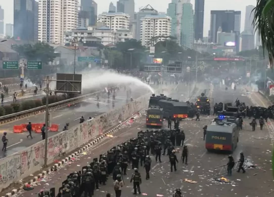 Media Asing Soroti Tindakan Polisi Menembakkan Gas Air Mata sampai Pengerubutan Ade Armando dalam Demonstrasi di DPR RI
