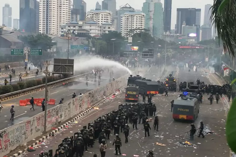 Media Asing Soroti Tindakan Polisi Menembakkan Gas Air Mata sampai Pengerubutan Ade Armando dalam Demonstrasi di DPR RI