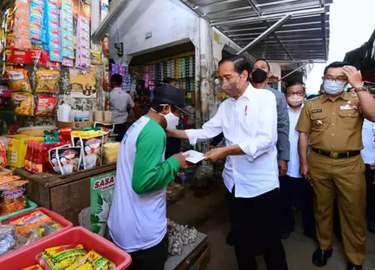 BLT Minyak Goreng Senilai 300 Ribu Mulai Disalurkan, Presiden Jokowi: Tidak boleh untuk Membeli Pulsa HP