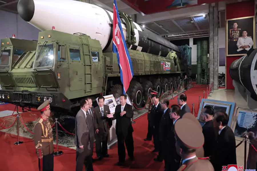 Kim Jong Un Tunjukkan Nuklir Hipersonik yang Dapat Hajar Pangkalan AS dalam Pawai Militer Terkini
