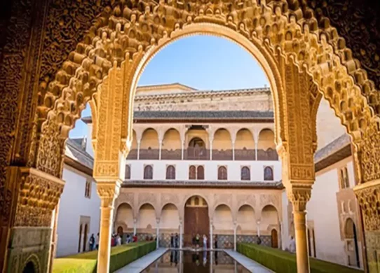 Mengenali Istana Alhambra, Rekreasi Religius Islam Monumental Spanyol dengan Banyak Keelokan!