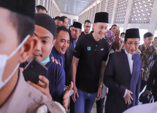 7 Peristiwa Lawatan Mesut Ozil di Indonesia, Berjumpa Prilly Latuconsina sampai Sholat Jumat di Masjid Istiqlal