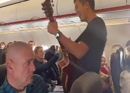 Trending Penumpang Menyanyi Lagu Rohani di Pesawat Ketinggian 30 Ribu Kaki