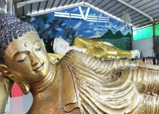 Rekreasi Religius di Vihara Buddha Dharma, Ada Patung Sleeping Buddha Paling besar di Indonesia